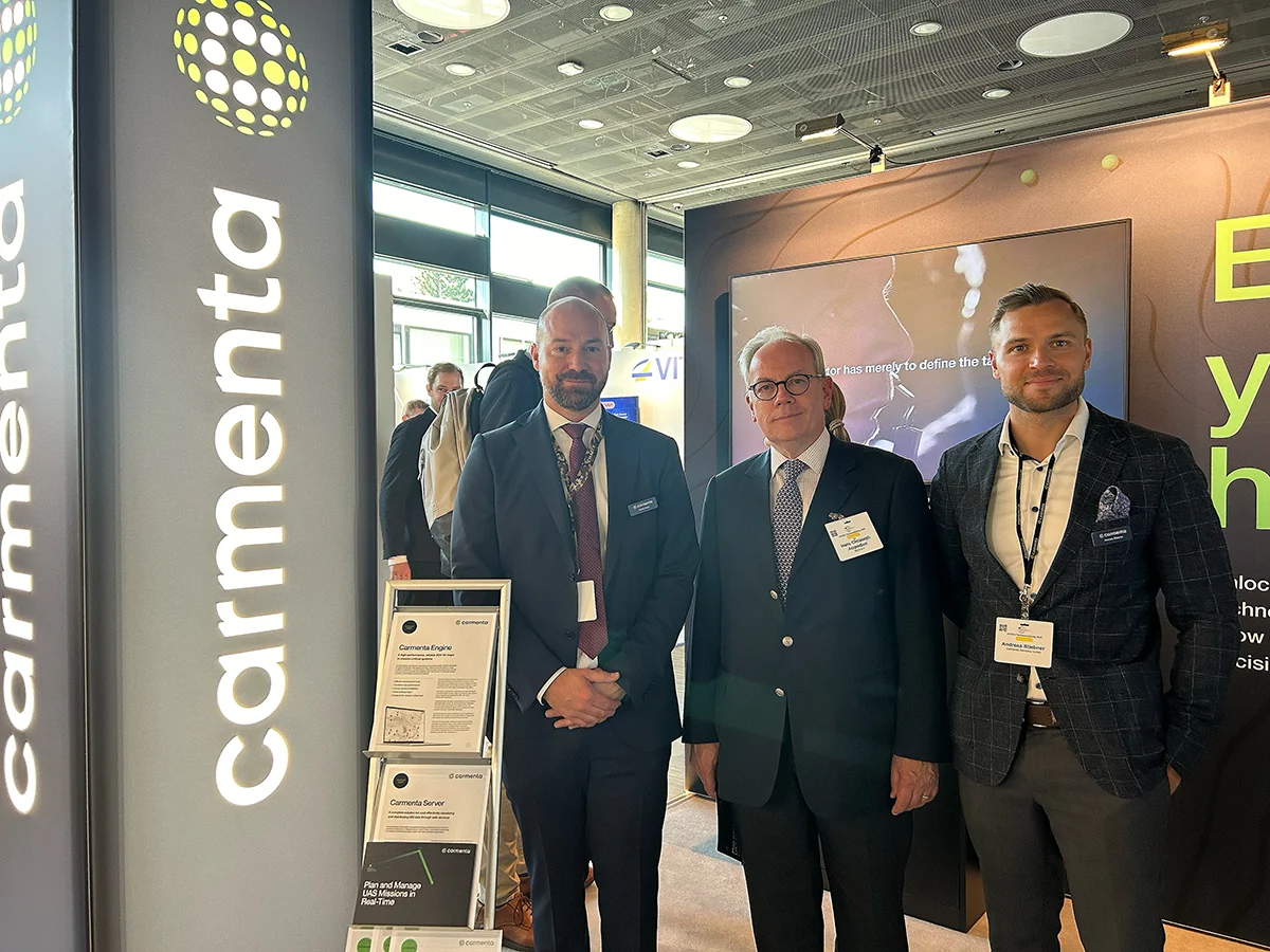 Dr. Hans Christoph Atzpodien, CEO of the German Security and Defense Industry Association, BDSV, at the Carmenta booth at AFCEA 2024.